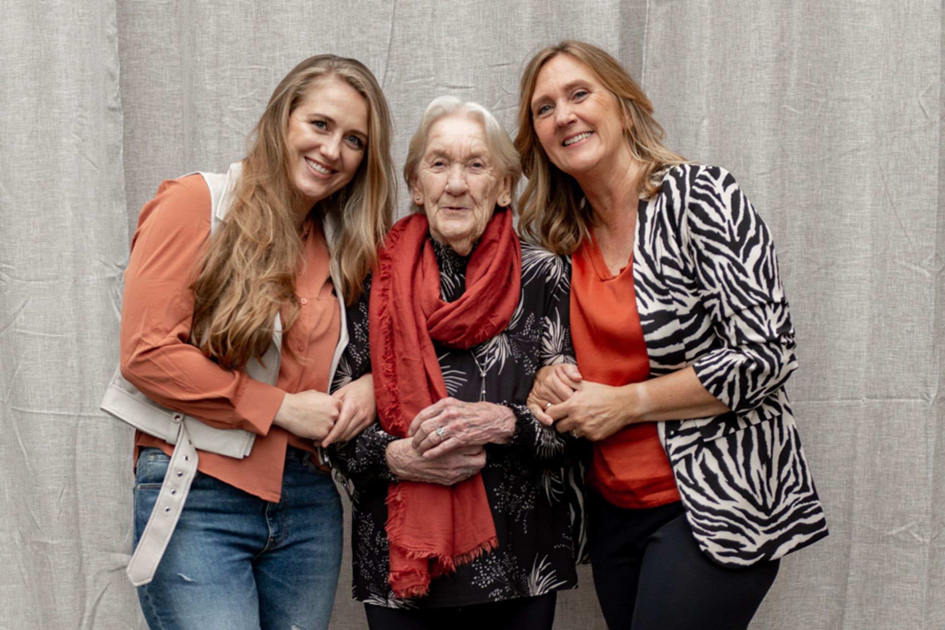 Drie generaties moeders (oma, moeder, dochter) in gesprek