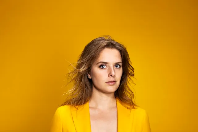 Singer-songwriter Maaike Ouboter was nog maar 14 jaar toen haar moeder overleed, twee jaar later stierf ook haar vader. Over ‘missen’ schreef ze het nummer Dat ik je mis waarmee ze in 2013 doorbrak. In haar nieuwe tour Lievelingsliedjes speelt ze eigen versies van liedjes die haar ooit geraakt hebben. “Dat is iets wat ik graag in muziek vind: troost en hoop.”.