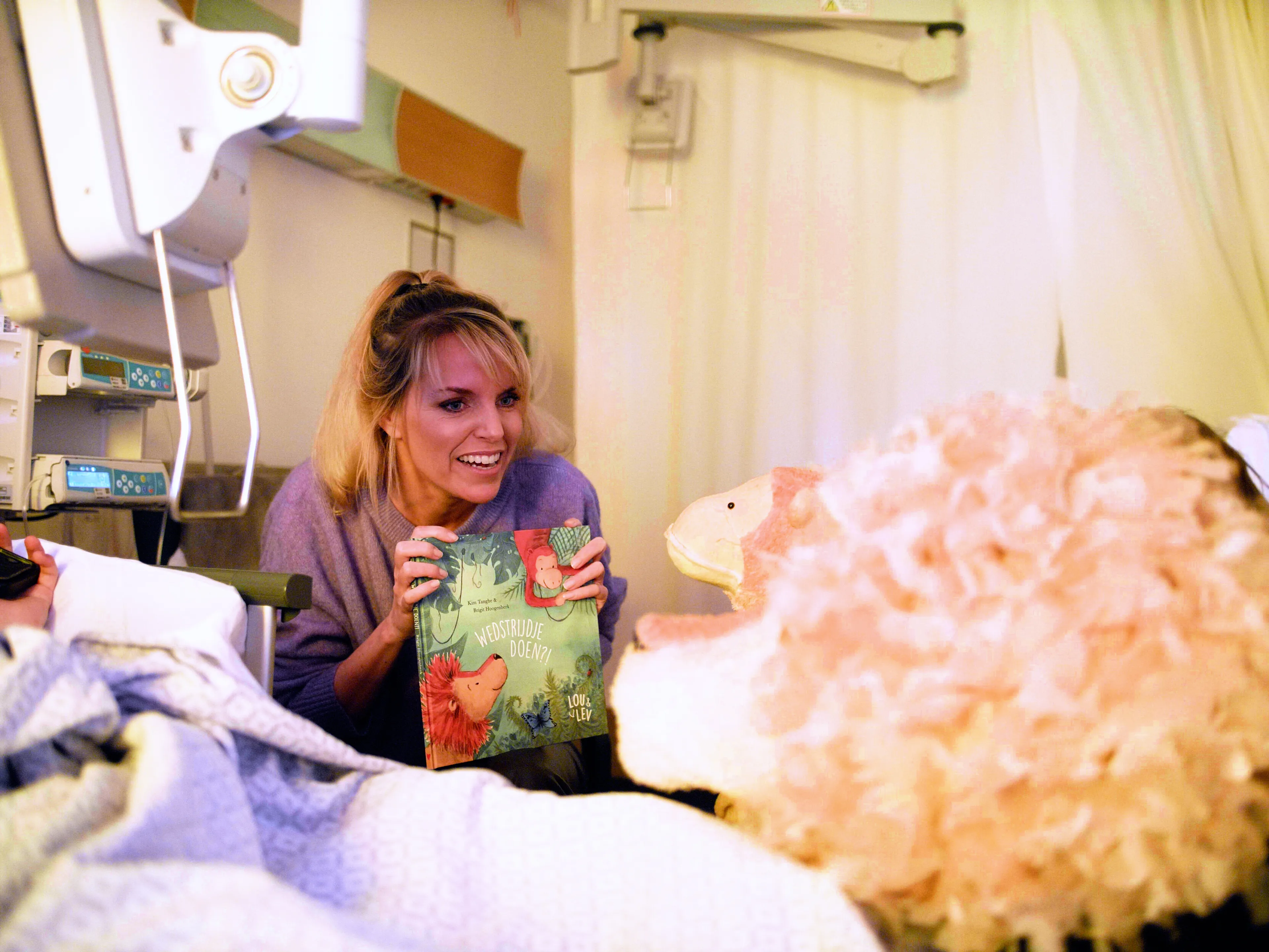 Anne-Mar Zwart verzorgt samen met Pluck Venema de voorstelling aan bed.