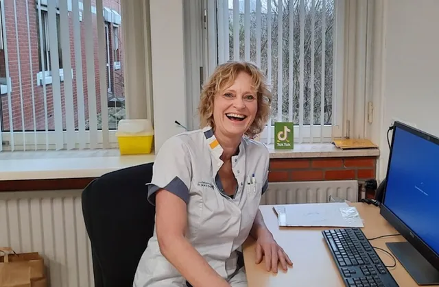 Verpleegkundige Linda van Eerten is een hit op TikTok.