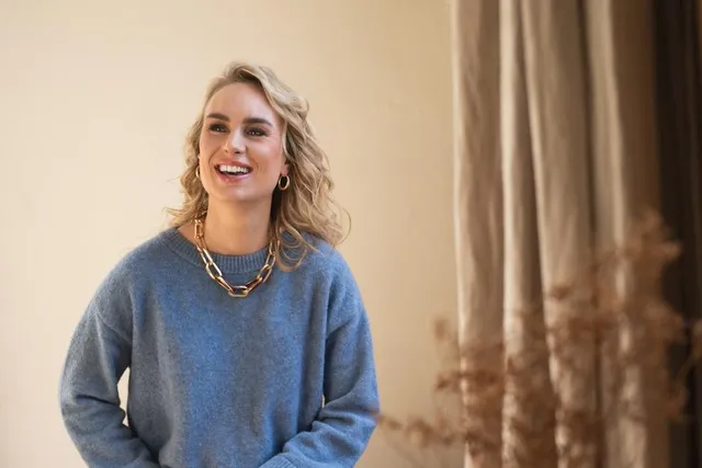 Sanne Akkerman, auteur van het boek 'Dat verzin je toch niet' kijkt lachend in de camera.