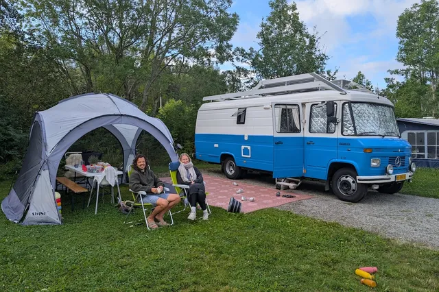 Judie Verboom reist met haar man en vier kinderen rond in een oldtimer camper. Maar terwijl zij geniet, gaan er ook mensen dood van de honger, en dat schuurt.