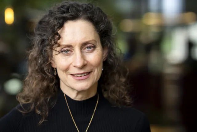 Na een burn-out, het verlies van beide ouders en van haar stem, staat musicalster Pia Douwes nu weer op het toneel. “Ik ben een blijer en dankbaarder mens.”.