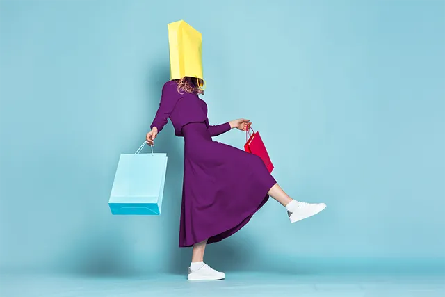 Je dénkt dat je bewuste keuzes maakt als het gaat om geld. Toch spelen er ongemerkt heel wat dingen mee in je uitgavenpatroon. Van girl math tot sociale druk, zo tackel je psychologische trucs en maak je bewustere keuzes in je geldbesteding voor meer grip op je geld.