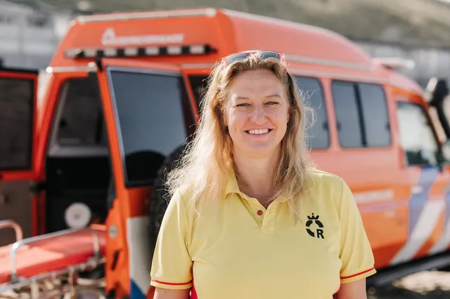 In de zomer ruilt Froucke het kantoor in voor de reddingspost.