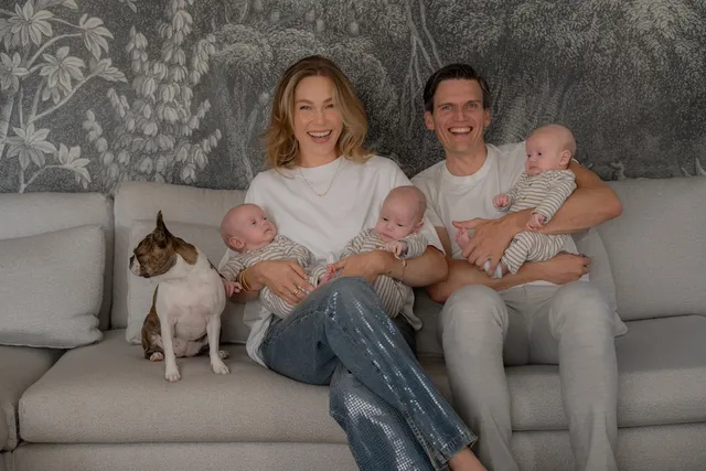 Cora en Floris uit het EO-programma 'Meer dan verwacht' met hun drieling.