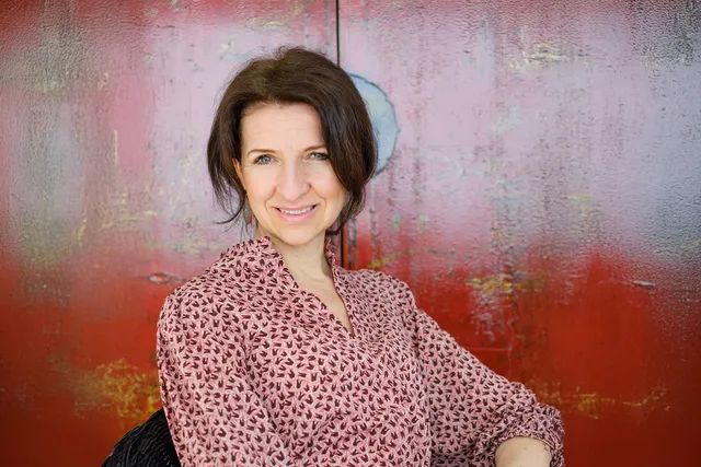 Waarom heerst er ongemak over thuisblijven in de vakantie? Psycholoog Maartje Timmerman-van Kooten legt uit, en Rinske en Diana delen hun ervaring.