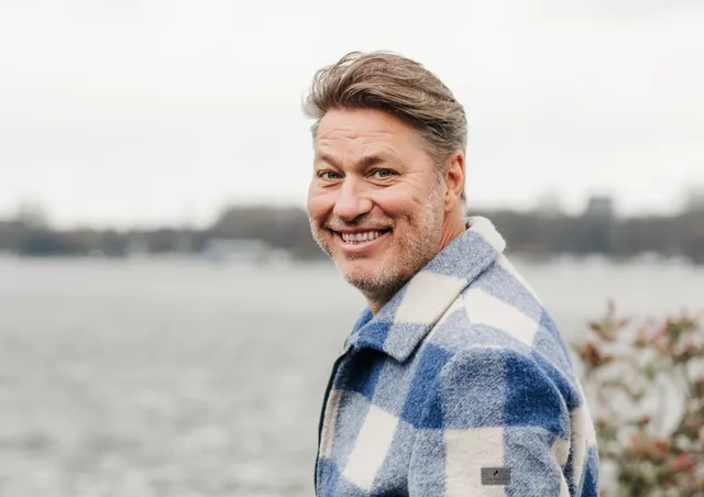 Over journalist en presentator Sander de Kramer (51) wordt gezegd dat hij het grootste hart van Rotterdam heeft. Als achtjarig jochie stond hij met zijn moeder in De Doelen te demonstreren voor de onderdrukte medemens. Ruim zeventien jaar geleden ging de journalist uit pure nieuwsgierigheid naar Sierra Leone, omdat hij “weleens wilde weten hoe het was op de slechtste plek ter wereld”. Sindsdien redt hij talloze weeskinderen uit goud- en diamantmijnen daar.