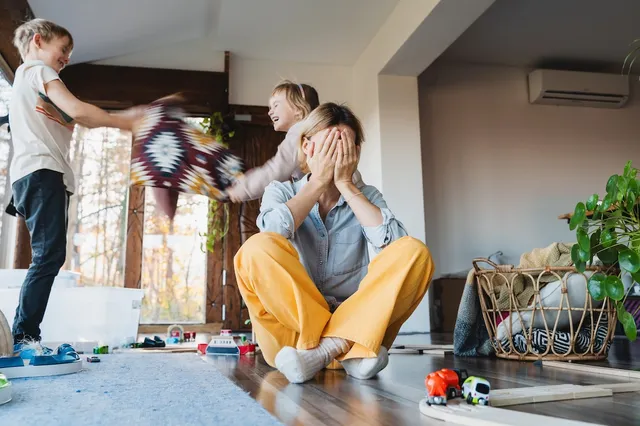 Vrouw die frustratie van onbegrip rondom geslachtsteleurstelling laat zien.