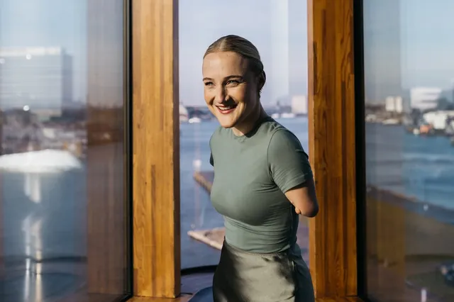 Eva Eikhout heeft extreem korte arme en benen: ‘Ik voel me totaal niet beperkt’.