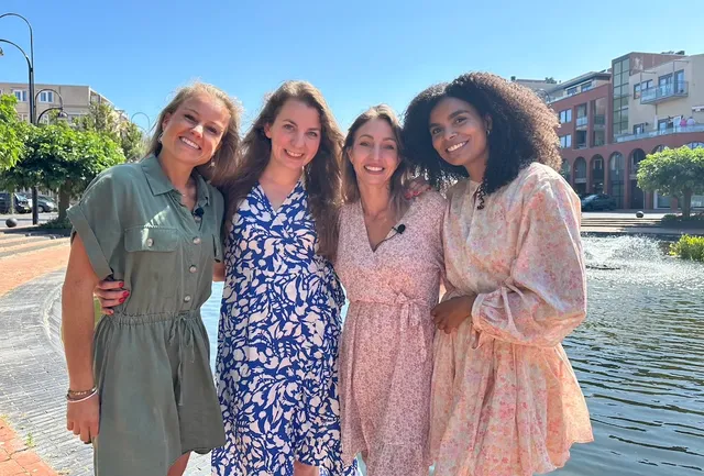 Nicole, Mieke, Tatiana en Fahistha staan naast elkaar. Ze nemen samen de serie ‘Meer dan verwacht: Liefde, luiers en levenslessen’ op over hun leven als drielingmoeder.