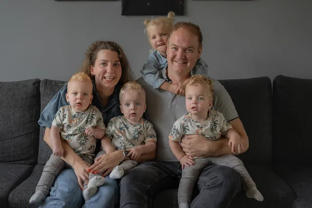 Mieke en Nick uit het EO-programma 'Meer dan verwacht' met hun drieling en oudste dochter Yara.