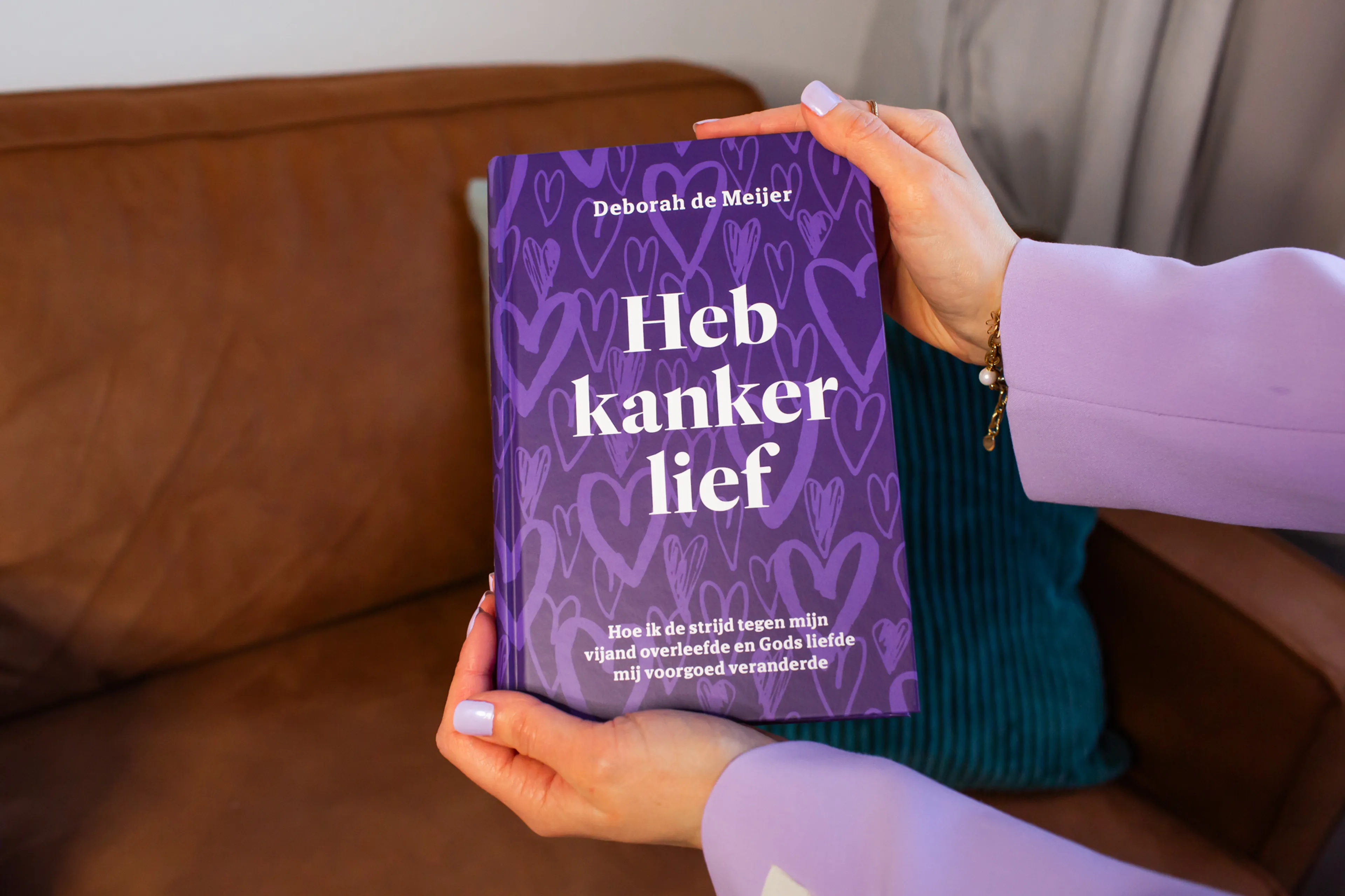 Deborah schreef het boek 'Heb kanker lief' gebaseerd op de tekst uit de Bijbel: 'Heb uw vijanden lief.'