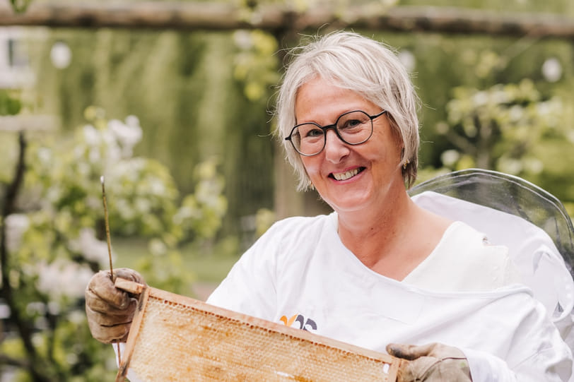 Als iedereen op vakantie is, is Hetty druk met haar bijen: ‘Wonderlijke natuur’