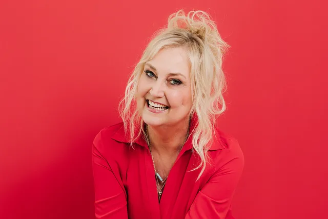 Wilma Veen (57) is kunstenaar, schrijver, presentator en influencer.