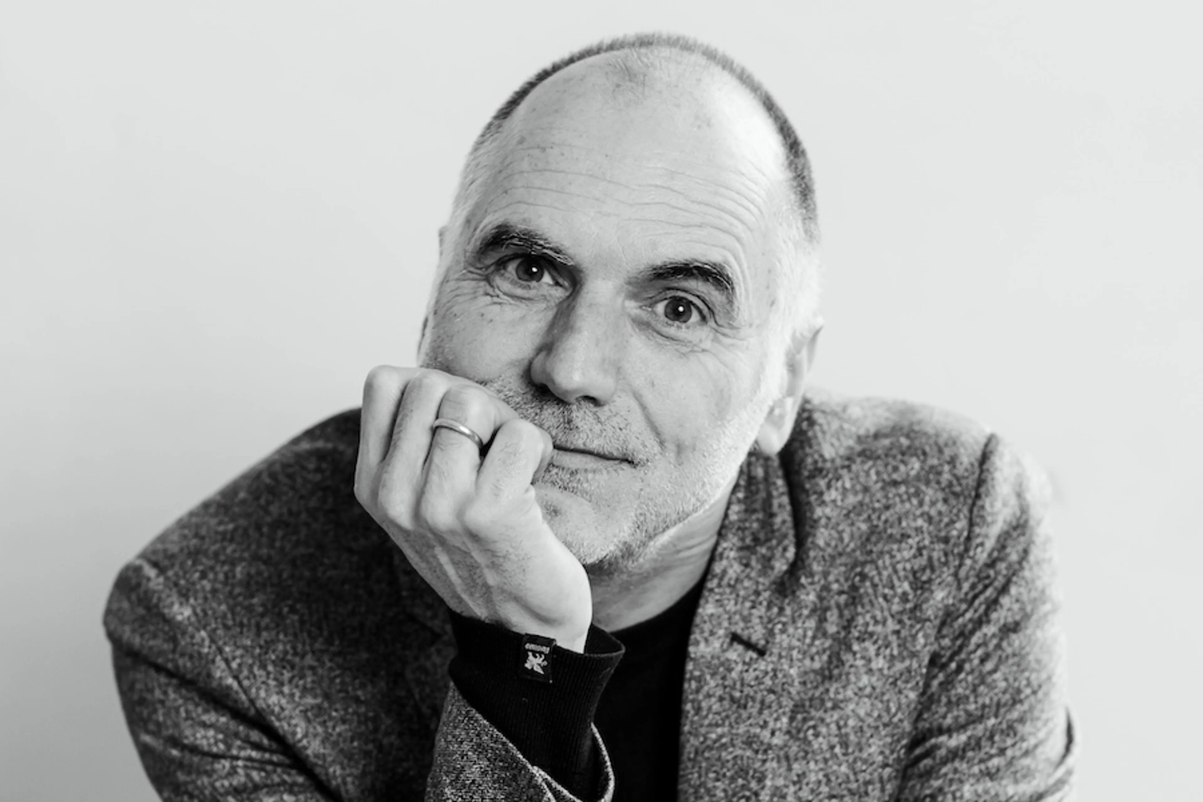 Leo Blokhuis (64) reflecteert op geloof, opvoeding en kwetsbaarheid: ‘Mijn moeder snapte geen bal van mij’