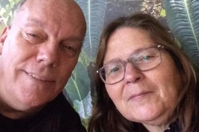 Een selfie van Henny en ex-gedetineerde Paul Spruijt.