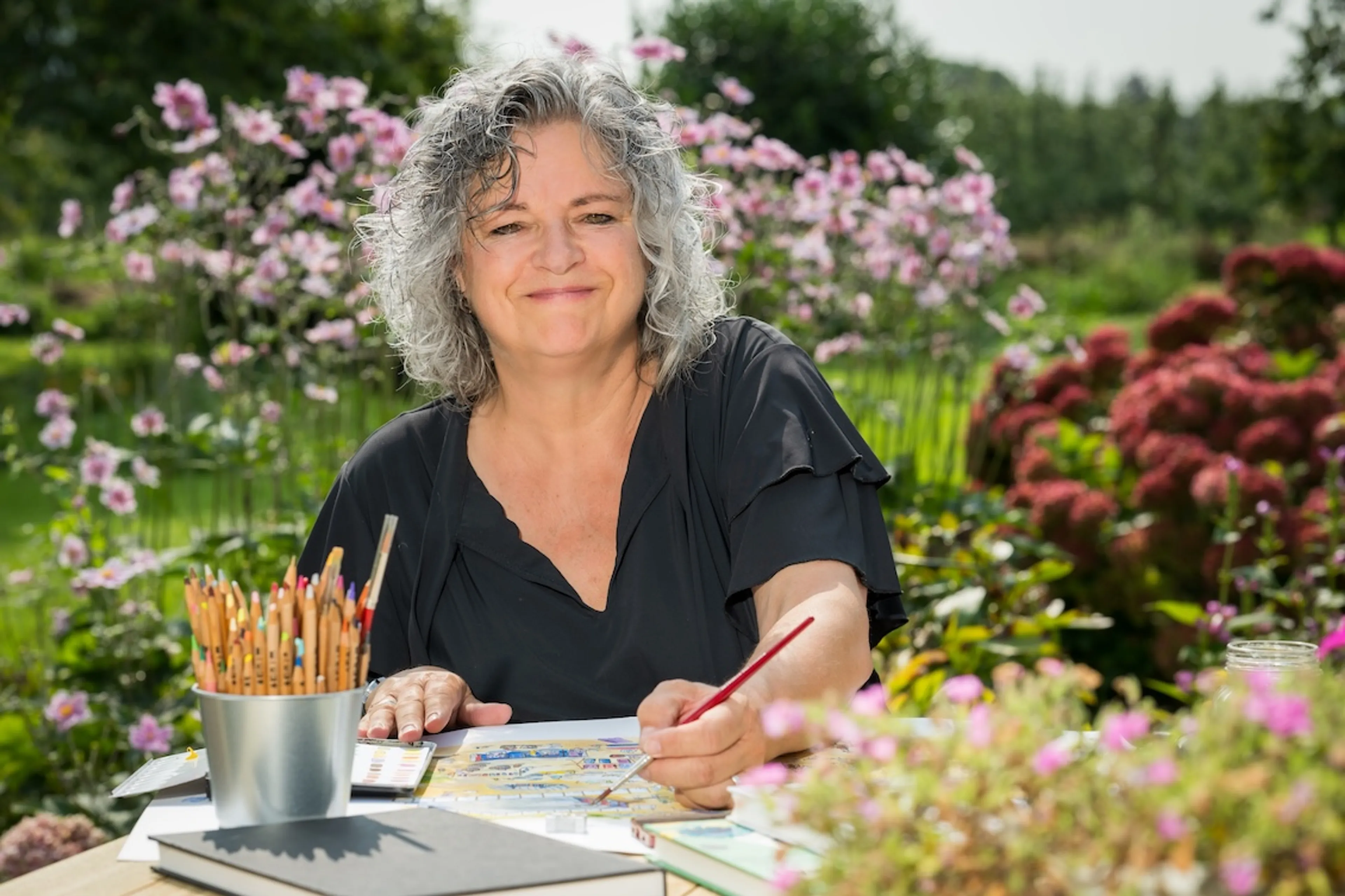 Na een huwelijk van dertig jaar begint illustrator en auteur Willeke Brouwer weer met daten. Ze is 50-plus, een paar rimpels rijker en onzekerder dan vroeger. “Vriendinnen zeiden tegen mij: doe het niet.” Ze bundelt haar avonturen in een humoristisch boek over dateleed na je 50e.