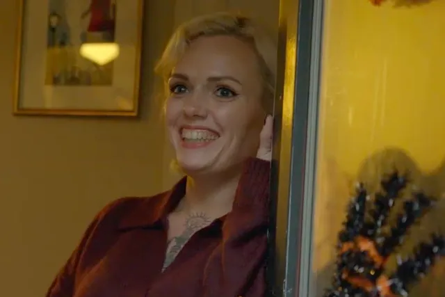 Lisa uit de eerste aflevering van Het Familiediner kijkt verrast naar EO-presentator Bert van Leeuwen.