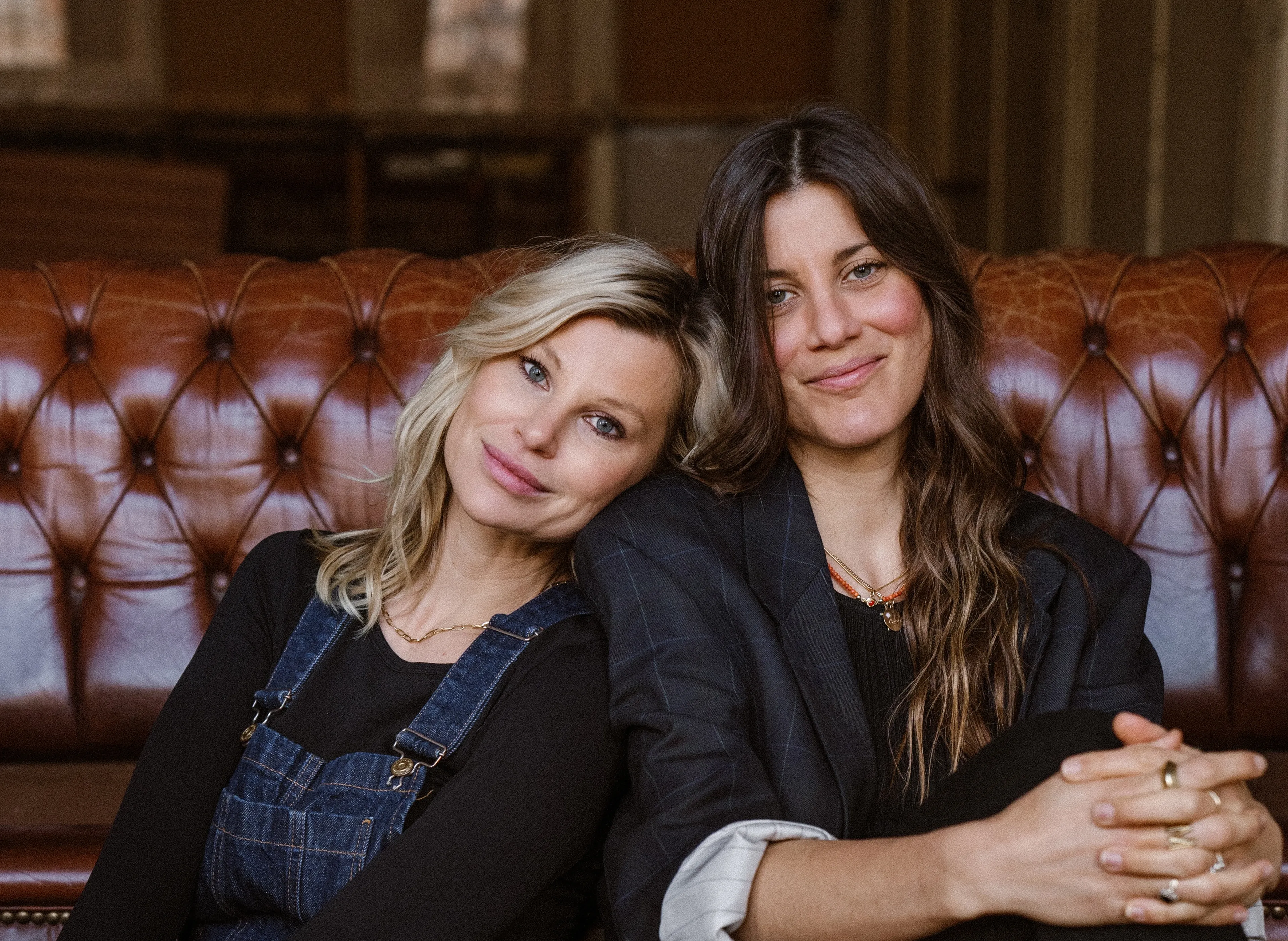 Caatje en Marie maken een podcast over mentale gezondheid: ‘Hoe struikelen we met z’n allen een beetje leuk door het leven?’