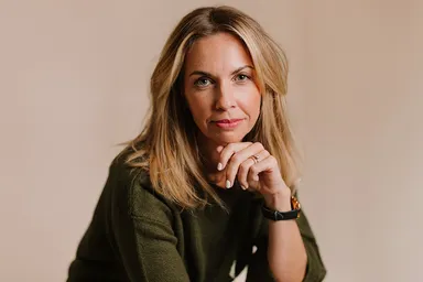 Charne liet alles achter om ver weg een nieuw leven te beginnen: ‘Ik mis mijn familie iedere dag’