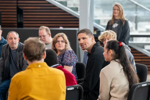 Geëmotioneerde Rico Verhoeven over euthanasie vader: ‘Het is een stoere en sterke keuze’.