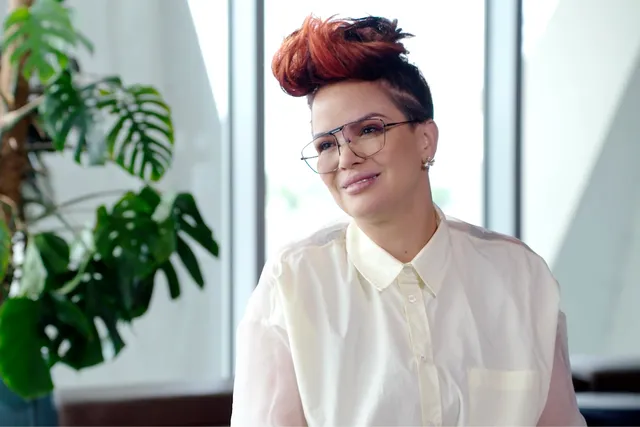 Eva Simons in Adieu God? openhartig over miskraam.