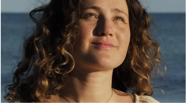 Babette uit B&B vol liefde 2023 kijkt glimlachend omhoog.