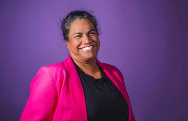 Nirosha is doof én werkt in de zorg