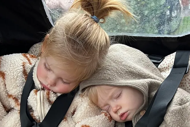 Kinderen van Eva-columnist Bas Derks vredig in slaap op de achterbank van de auto.