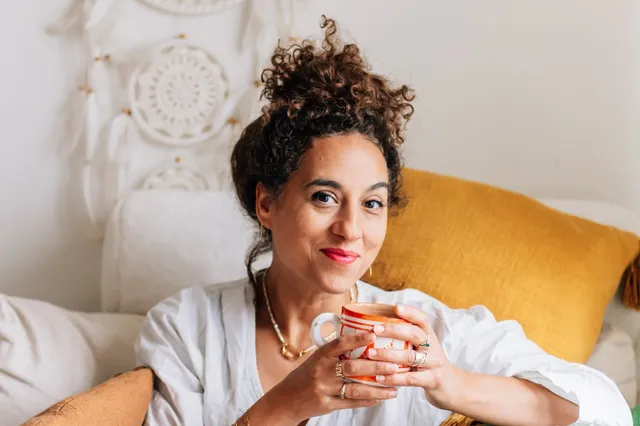 In Het kookboek van Mama’s Koelkast deelt Aaliyah Bochhah, oprichter en eigenaar van Mama’s Koelkast, samen met andere moeders familierecepten en verhalen.