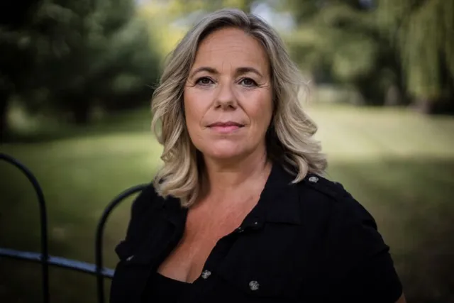 Selma van Dijk: ‘Vroeger stond ik met mijn vader op het toneel, nu met mijn zoon in de radiostudio’.