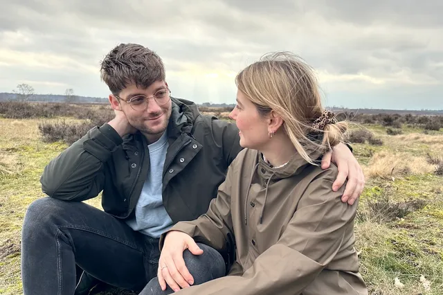 Eva-columnist Bas Derks samen met vrouw op hei.