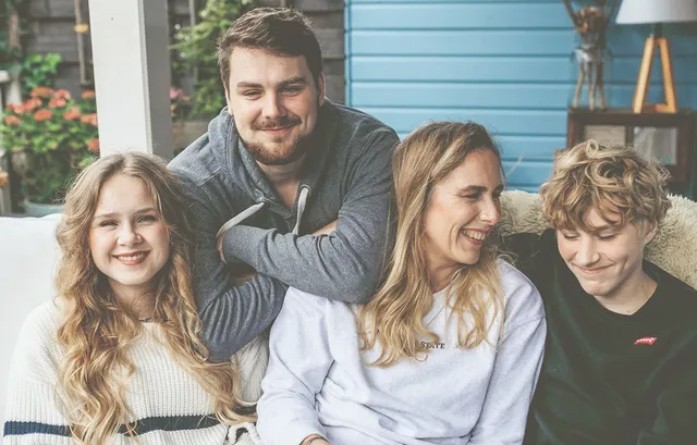 Annemarie Geerts met haar kinderen Julia, Jim en Guus.