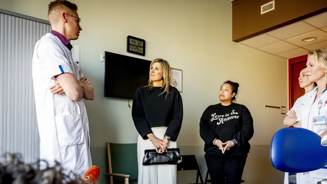 Naast koningin Máxima staat Narita (rechts).