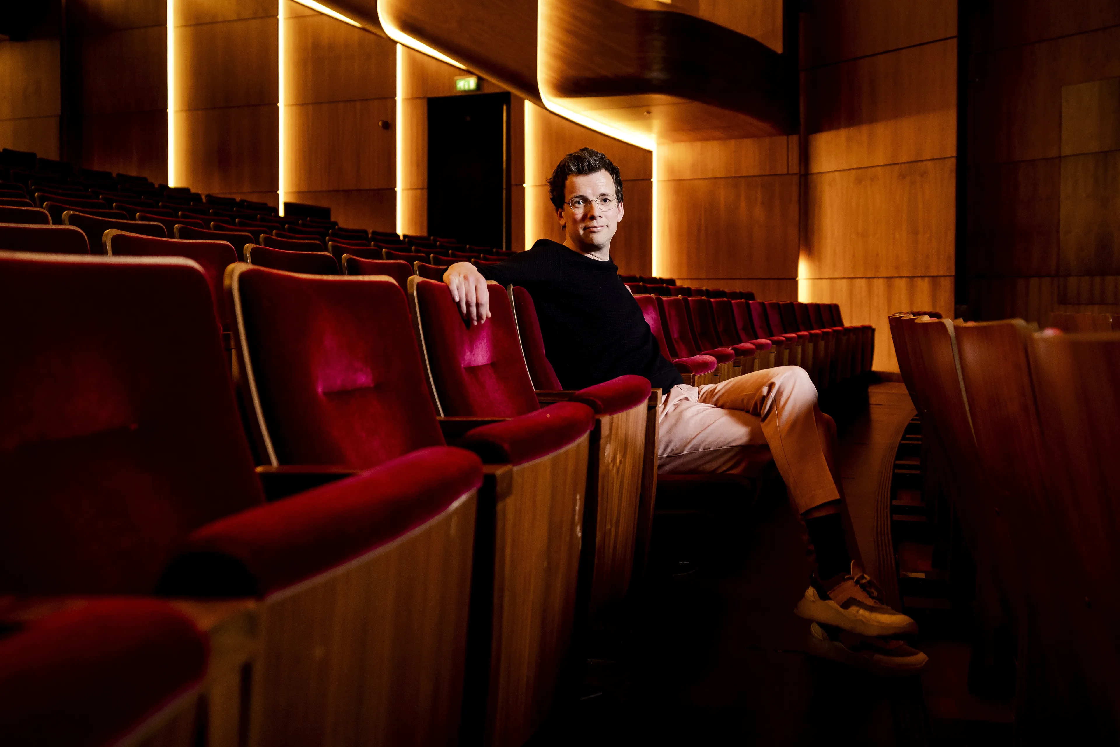 Cabaretier Pieter Derks had geen goede band met zijn moeder toen zij overleed: ‘Afscheid nemen was lastig’