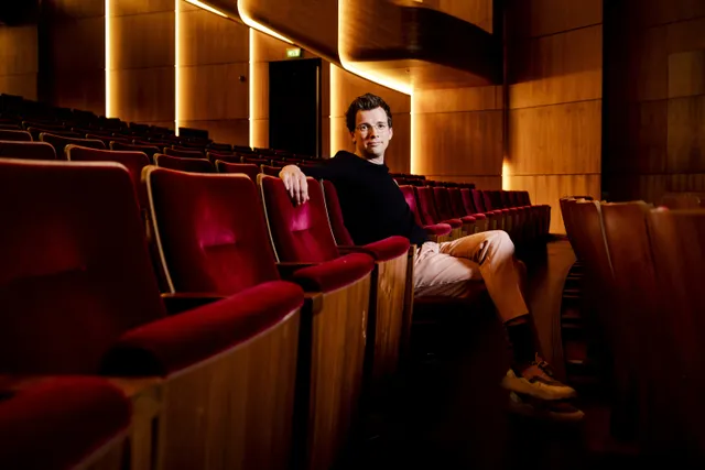 Cabaretier Pieter Derks had geen goede band met zijn moeder toen zij overleed: ‘Afscheid nemen was lastig’.