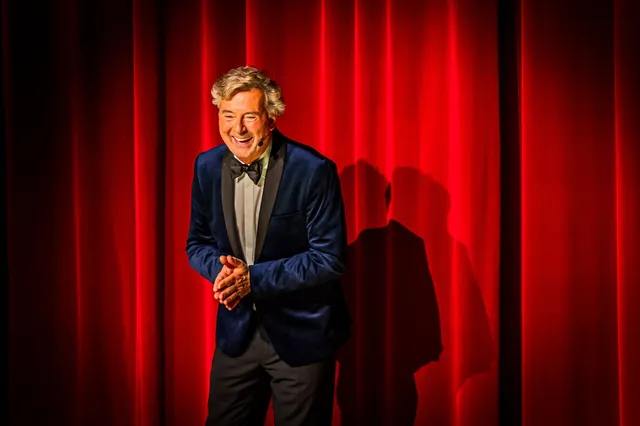 Een uniek kijkje achter de schermen in ‘Het Familiediner in theater’. Bert van Leeuwen deelt hilarische bloopers, ontroerende herenigingen en nooit vertoonde fragmenten. Samen met psycholoog Bernadette Klaassen onderzoekt hij hoe familieruzies écht ontstaan en hoe je met meer begrip en warmte samen verder kunt.