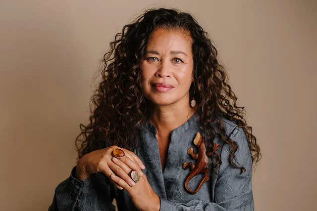 Toen Indonesië onafhankelijk werd, werden de ouders van Sabby gedwongen te kiezen tussen het Indonesische en het Nederlandse staatsburgerschap. Ze kozen voor Nederland, maar op een warm onthaal konden ze niet rekenen. “In hun ogen las ik heimwee.”.