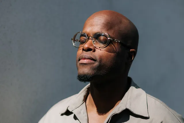 Jandino Asporaat (44): ‘Ik heb hele gesprekken met God – ik denk wel zevenhonderd per dag’.