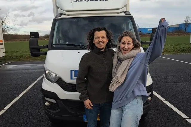 Ze zijn nu echt onderweg en beginnen het reizende leven onder de knie te krijgen. Het camperleven brengt Judie en haar gezin eenvoud en ruimte in hun hoofd. “Het enige wat we missen is een luikje waar familie en vrienden doorheen kunnen kruipen. Oké, en ook een wasmachine.”.