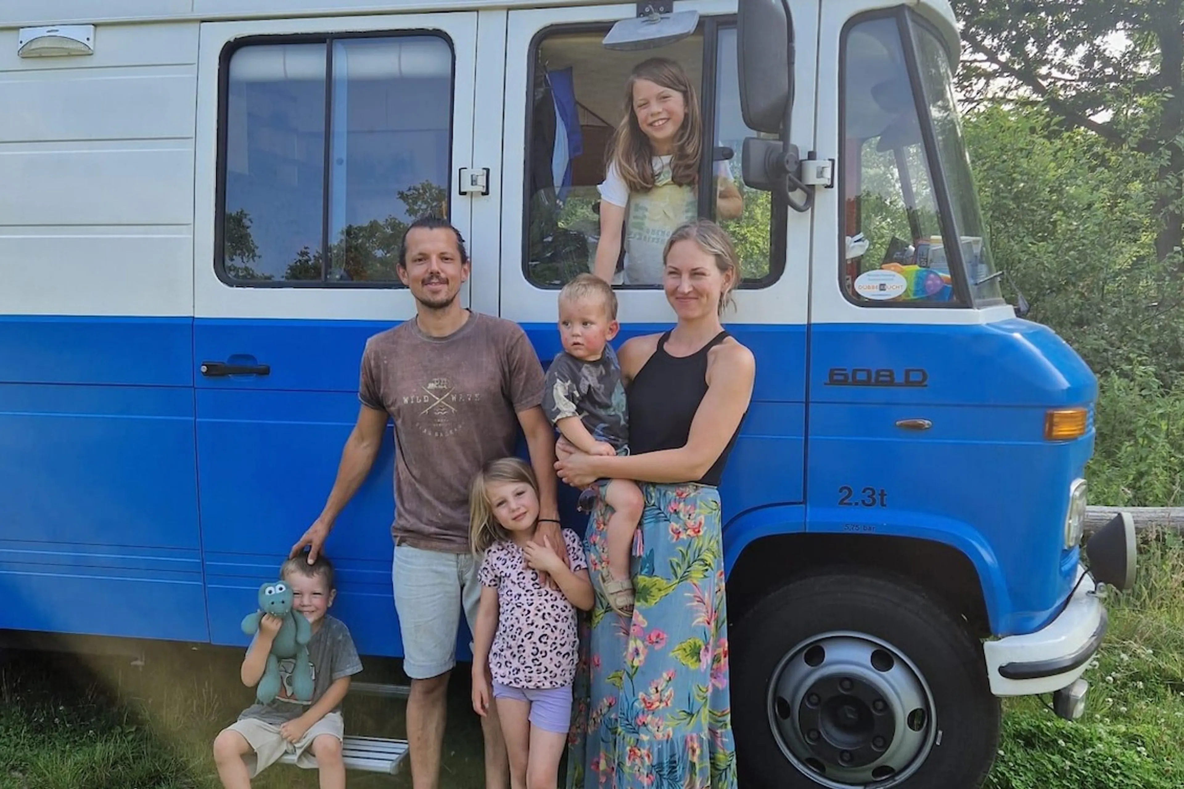 Judie reist met haar man en vier kinderen in een oldtimer camper door Scandinavië