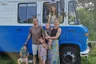 Judie reist met haar man en vier kinderen in een oldtimer camper door Scandinavië