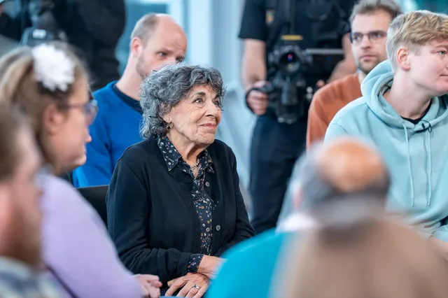Hanneke Groenteman in het EO-programma 'Een buitengewoon gesprek', waarin interviewers met autisme vragen stellen.