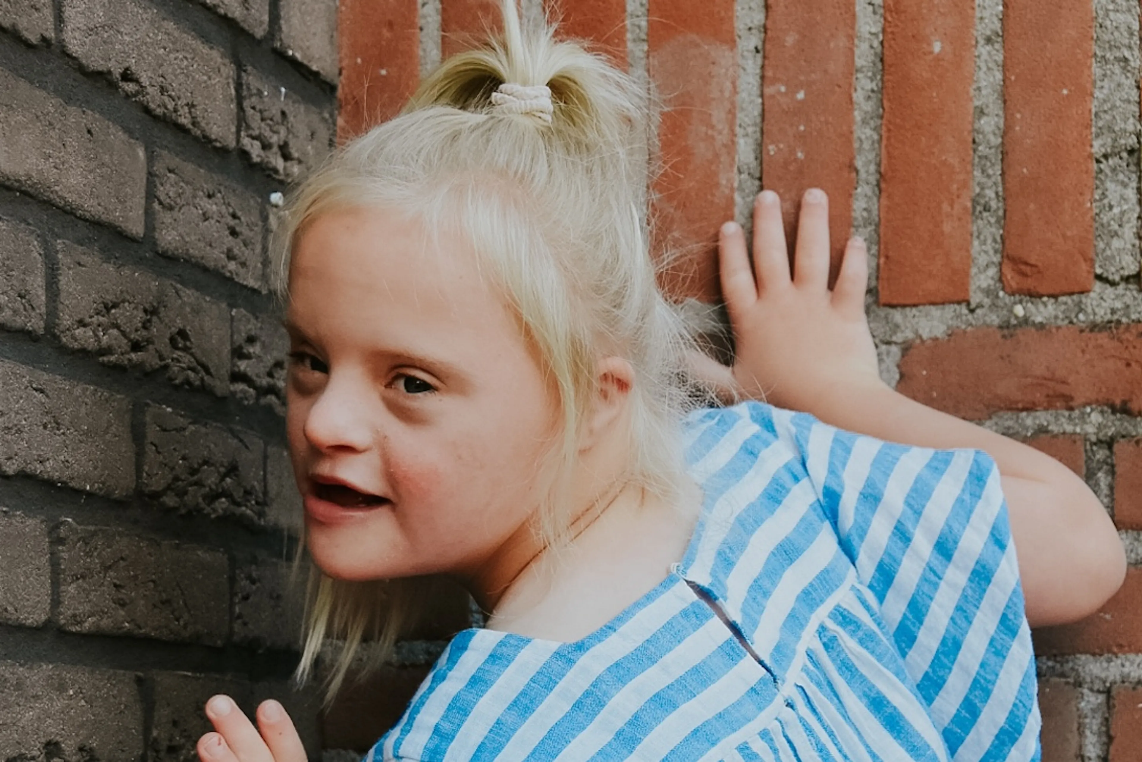 Mama Mirjam: ‘De vrouw wijst naar Liv en glimlacht. “Ik heb er thuis ook zo één”’