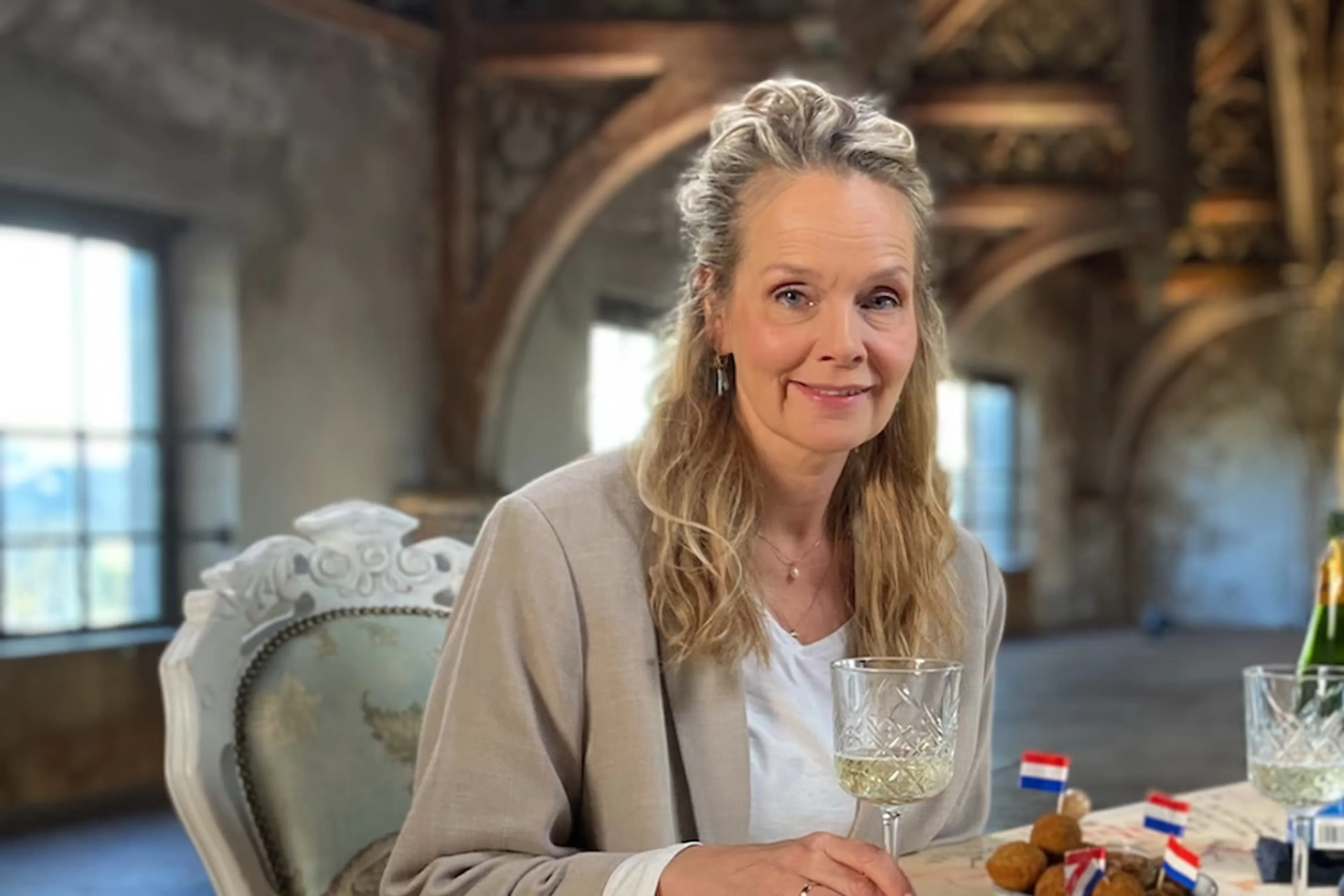 Marlayne Sahapula over haar alcoholverslaving: ‘Ik had niet door dat ik een probleem had’. Ze zit bij Kefah Allush aan een alcoholvrije Cava, en ze praten over de dood.