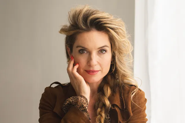 Witte tanden, volle lippen, glanzend haar, minder rimpels en voor altijd jong – wat is er waar van al die schoonheidsbeloftes? Vrij weinig, zegt tv- en radiomaker Lauren Verster (45), die sinds kort de podcast Beauty Bullshit maakt. “De cosmetische industrie speelt in op onze onzekerheden. En ondertussen groeit de plasticberg.”.