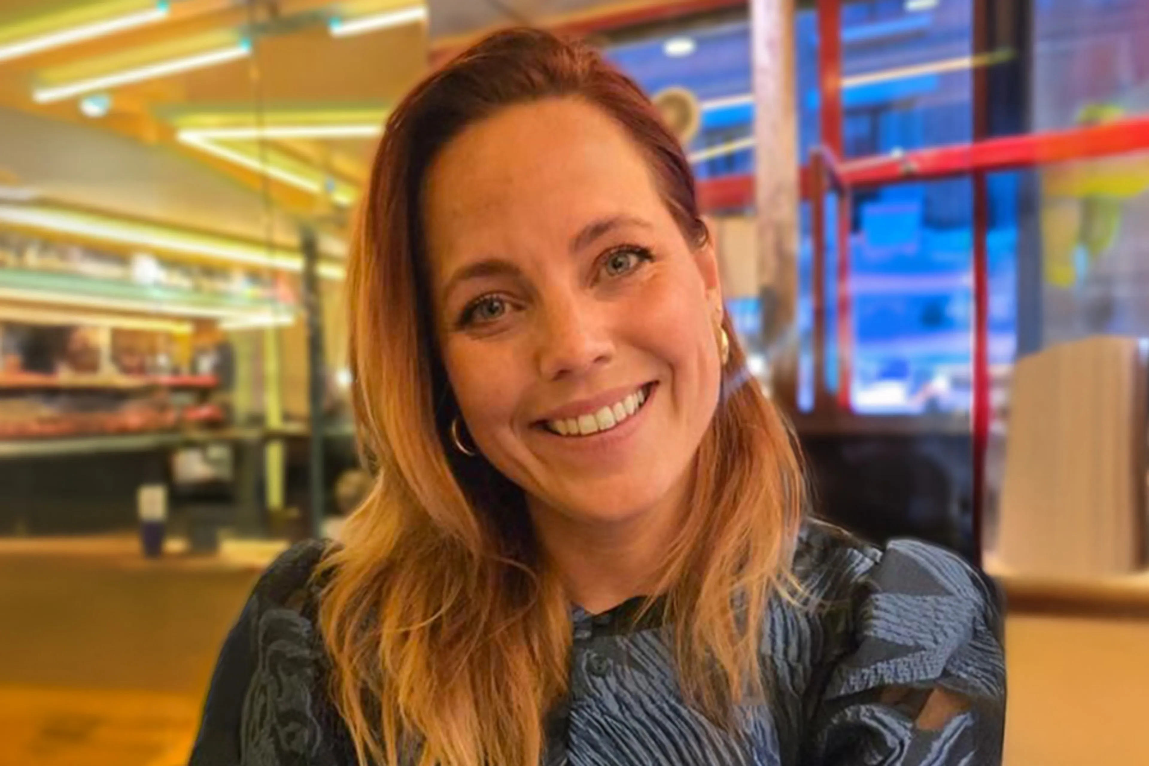 “Zo hé, zij pist echt ijsklontjes”, hoorde Marije iemand zeggen over haar baas. Ze vond het een geestige uitdrukking, maar positief was het niet. “Als het een man was geweest werd waarschijnlijk gezegd: ‘Hij blijft altijd koel en professioneel.’ Dat klinkt meteen bewonderingswaardig. Wist je dat eigenschappen van vrouwen vaak negatief worden beschreven en van mannen positief? Het heeft zelfs een naam: genderbias in taal.”