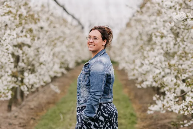 In juni en juli draait Janny’s leven om kersen: ‘Onze passie groeide uit tot boomgaard’.