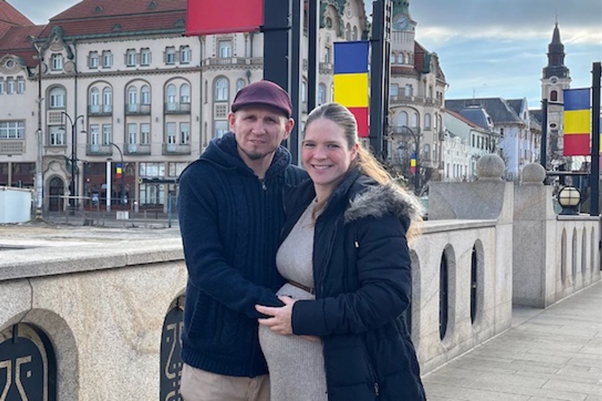 Pieternel ontmoette haar dove man in Roemenië: ‘Ik hoopte dat hij een grapje maakte toen hij op zijn knieën ging’